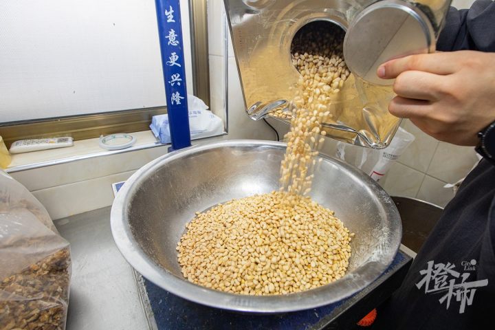 杭州各大寺庙“筒儿月饼”陆续开售！橙柿独家探访中天竺“月饼厨房”：吃货最惦记的素月饼是怎么做出来的？