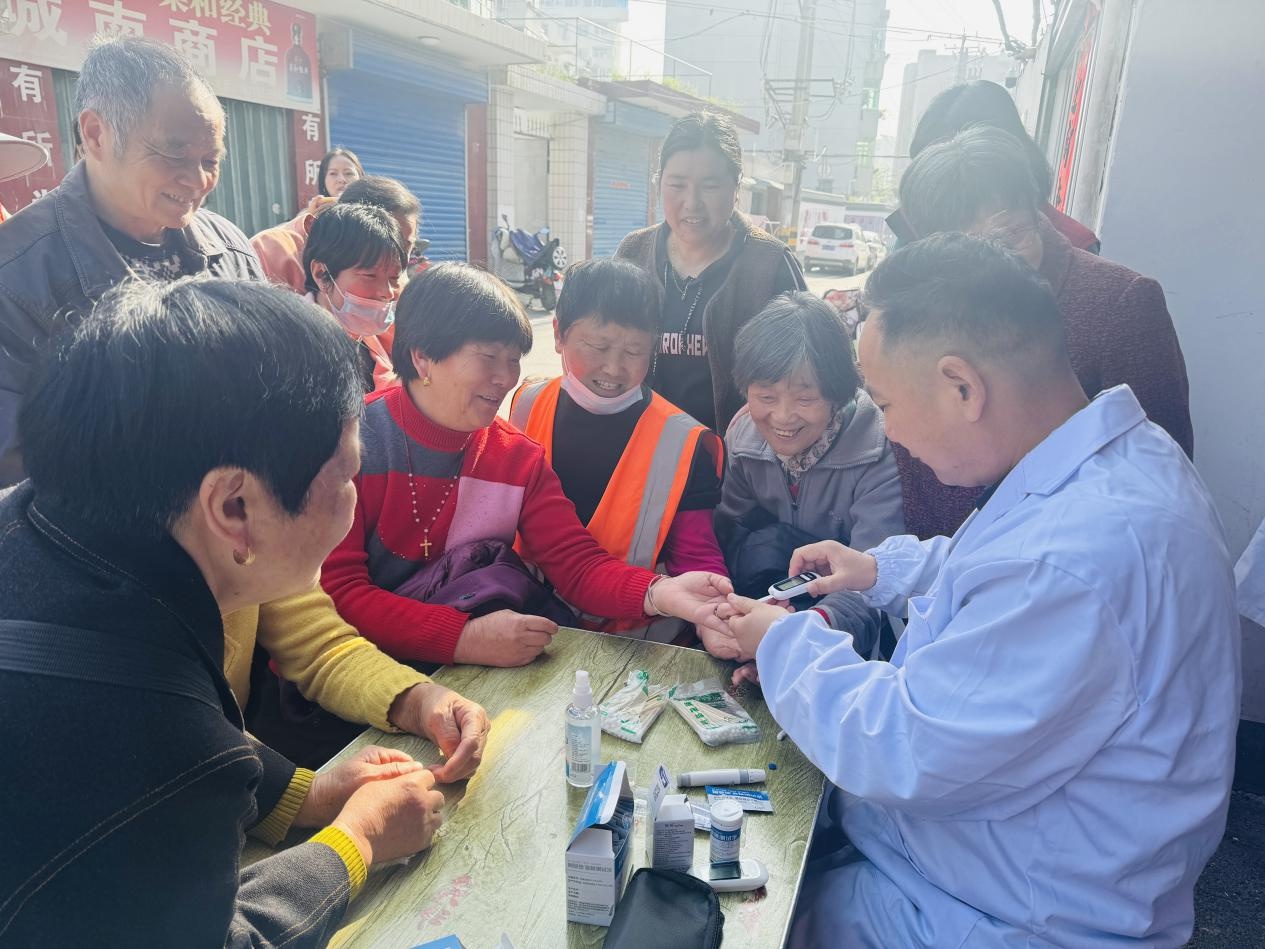 健康义诊进乡村服务百姓暖人心,健康义诊下基层医疗服务暖人心