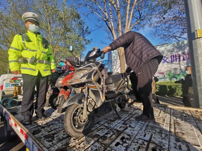 警探号丨快递车私改电池被查！以为挂着“白牌”交警就不管了？