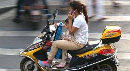 「交通曝光台」福清这些家长请长点心吧！骑二轮不能这样载孩子