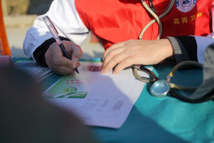 老人生病上门看病,老人就医陪诊存在的难题