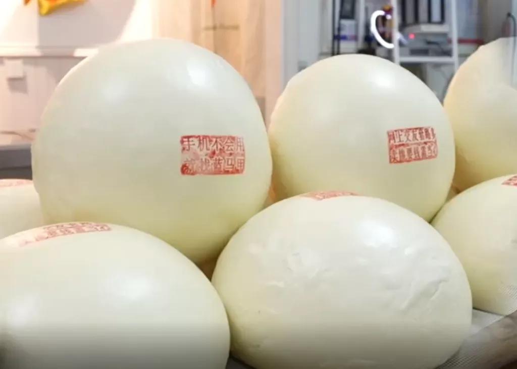 山东人很喜欢吃面食,山东人过年的馒头有多大