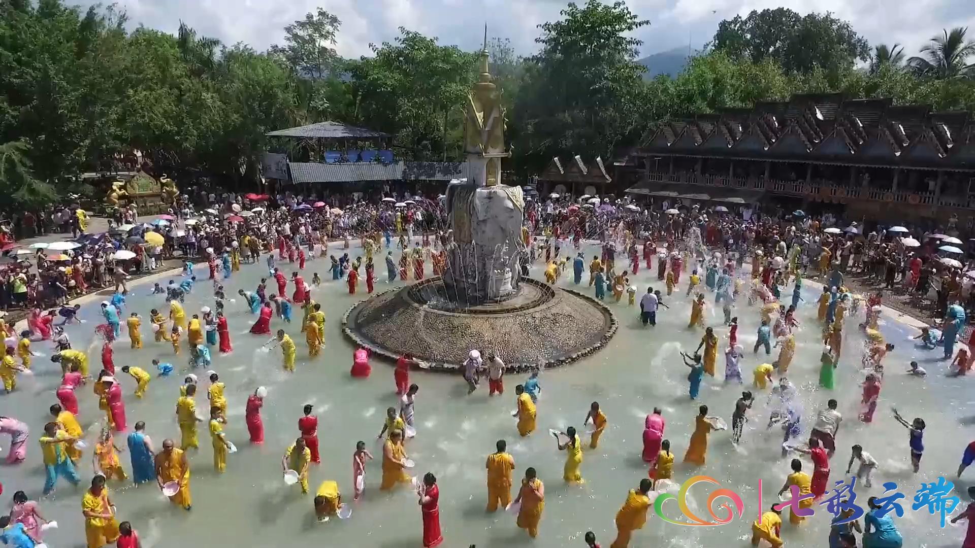 晚上的西双版纳傣族园,坐着火车游云南西双版纳