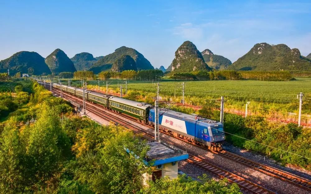 女主播冒充环卫工人发视频被约谈,冒充环卫工人手持扫帚摆拍唱歌