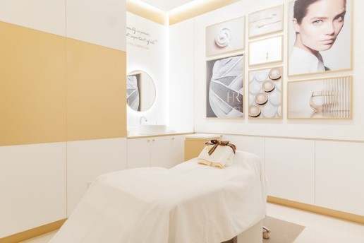 “3个月都排不上”“半个小时就空了”，不靠主播，线下美妆专柜靠什么圈粉？