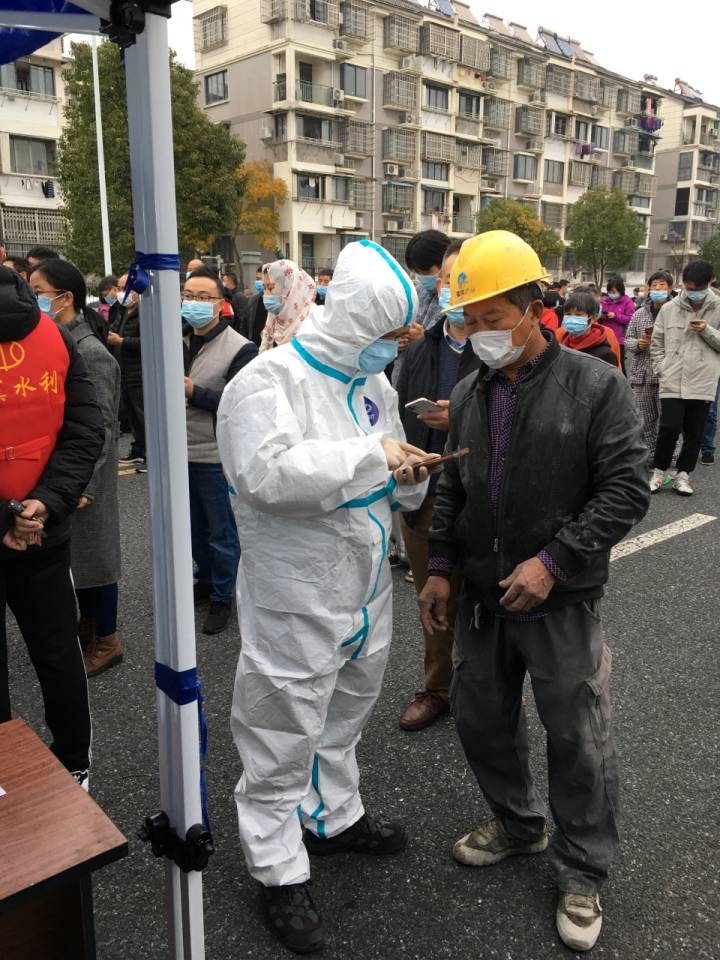 上虞这支足球队变身防疫小分队，搬运物资到凌晨：比踢球还累，但一切都值得