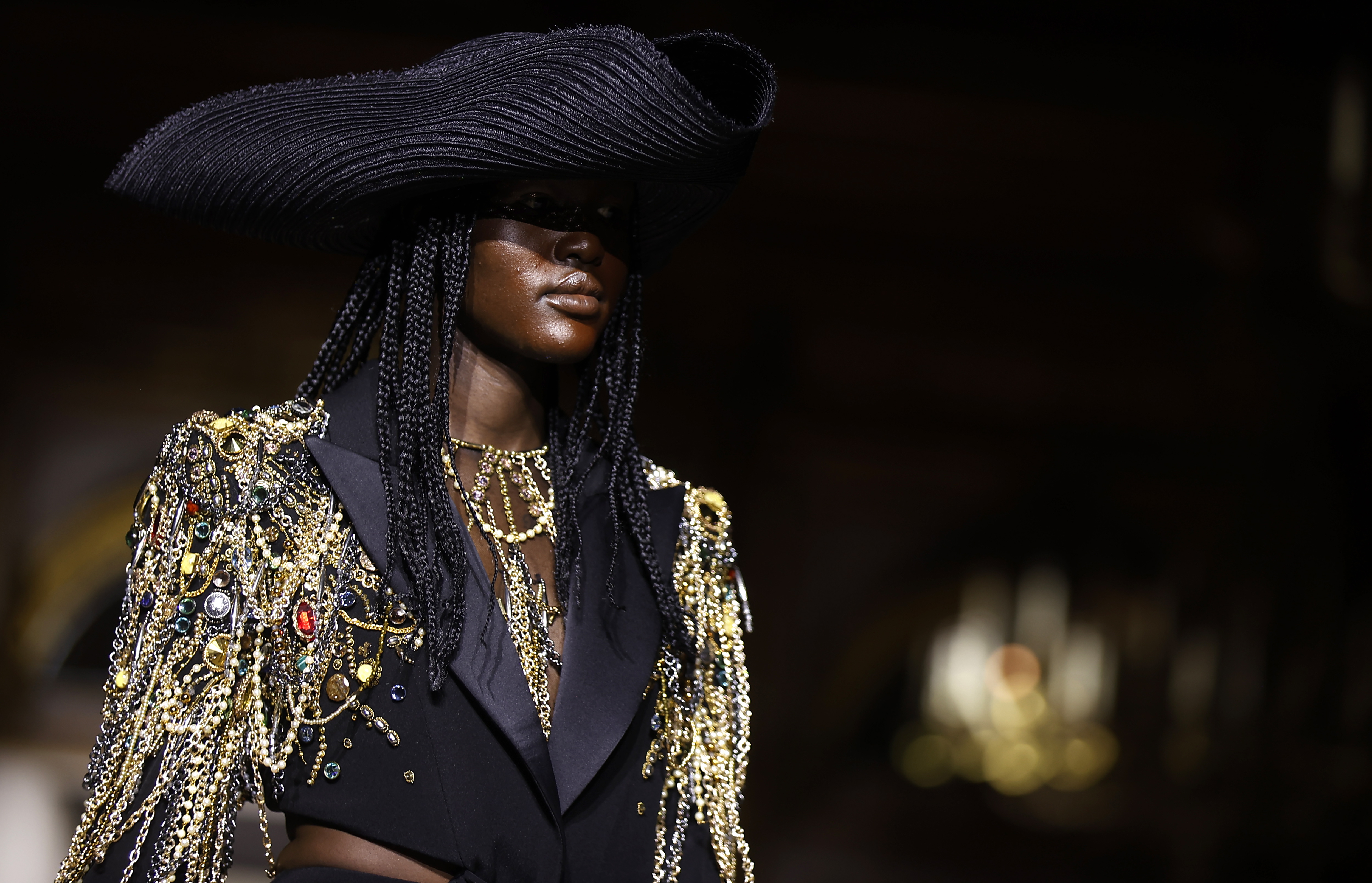 巴黎时装周jisoo服装全球首穿,巴黎高定时装周2024