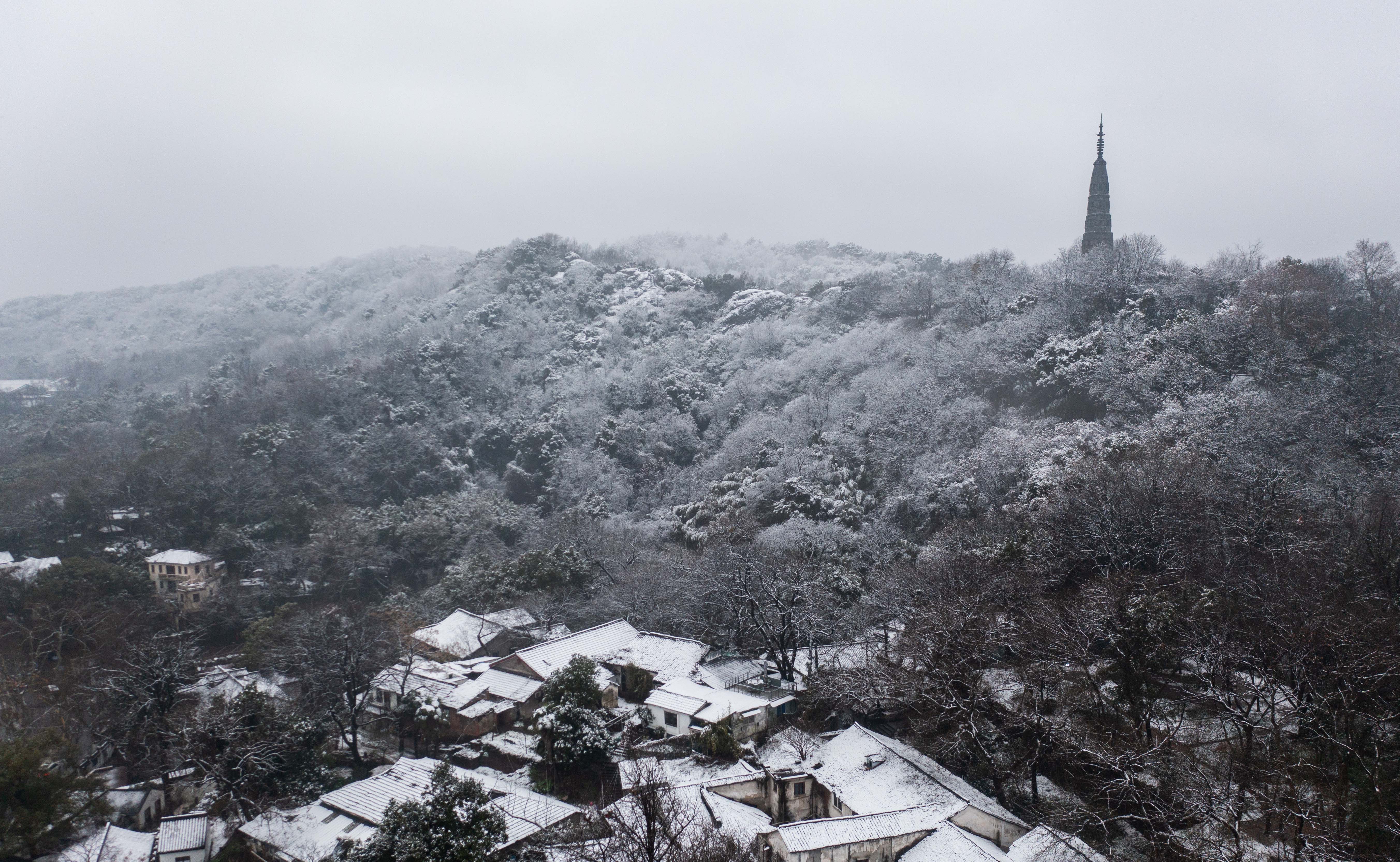 杭州西湖迎新年初雪,杭州西湖初雪美如画