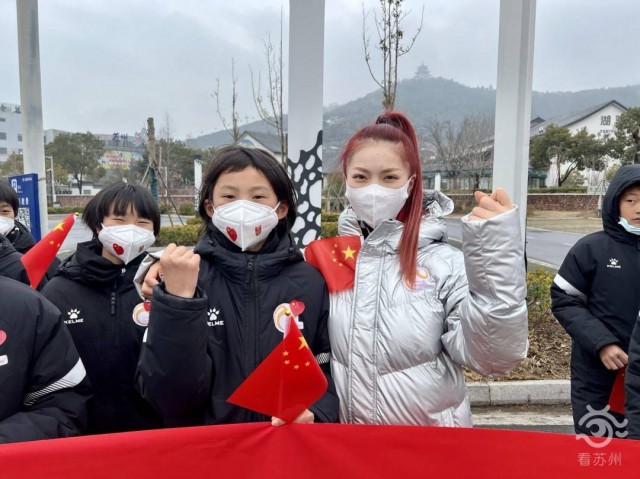 中国女足明日前往苏州,球迷为什么爱中国女足