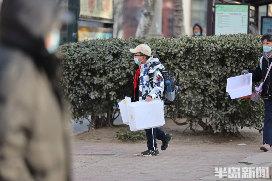 冰墩墩迎新生,冰墩墩迎开学