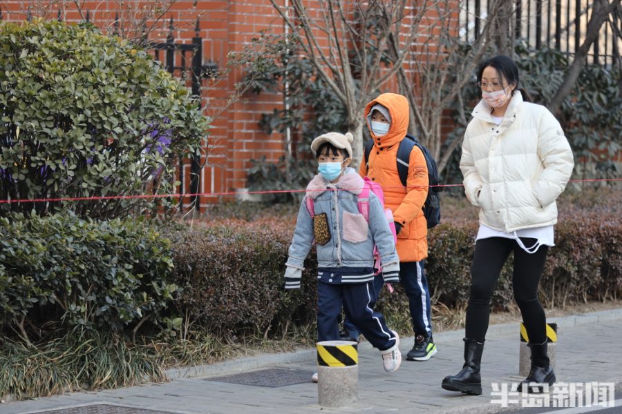 冰墩墩迎新生,冰墩墩迎开学