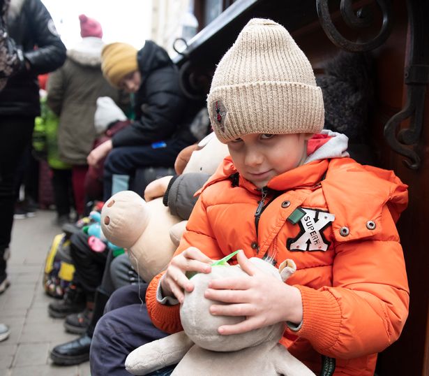 乌克兰数千家庭进入波兰，有孕妇徒步40公里，再排20小时队