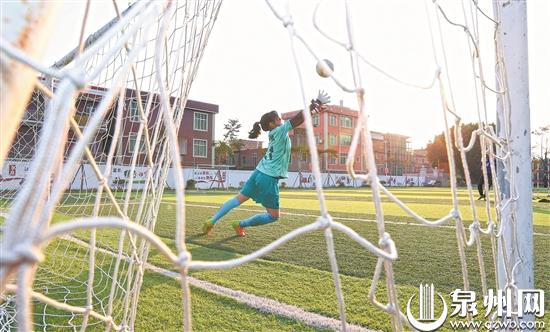 铿锵玫瑰绿茵场上激情飞扬,绿茵场上的铿锵玫瑰