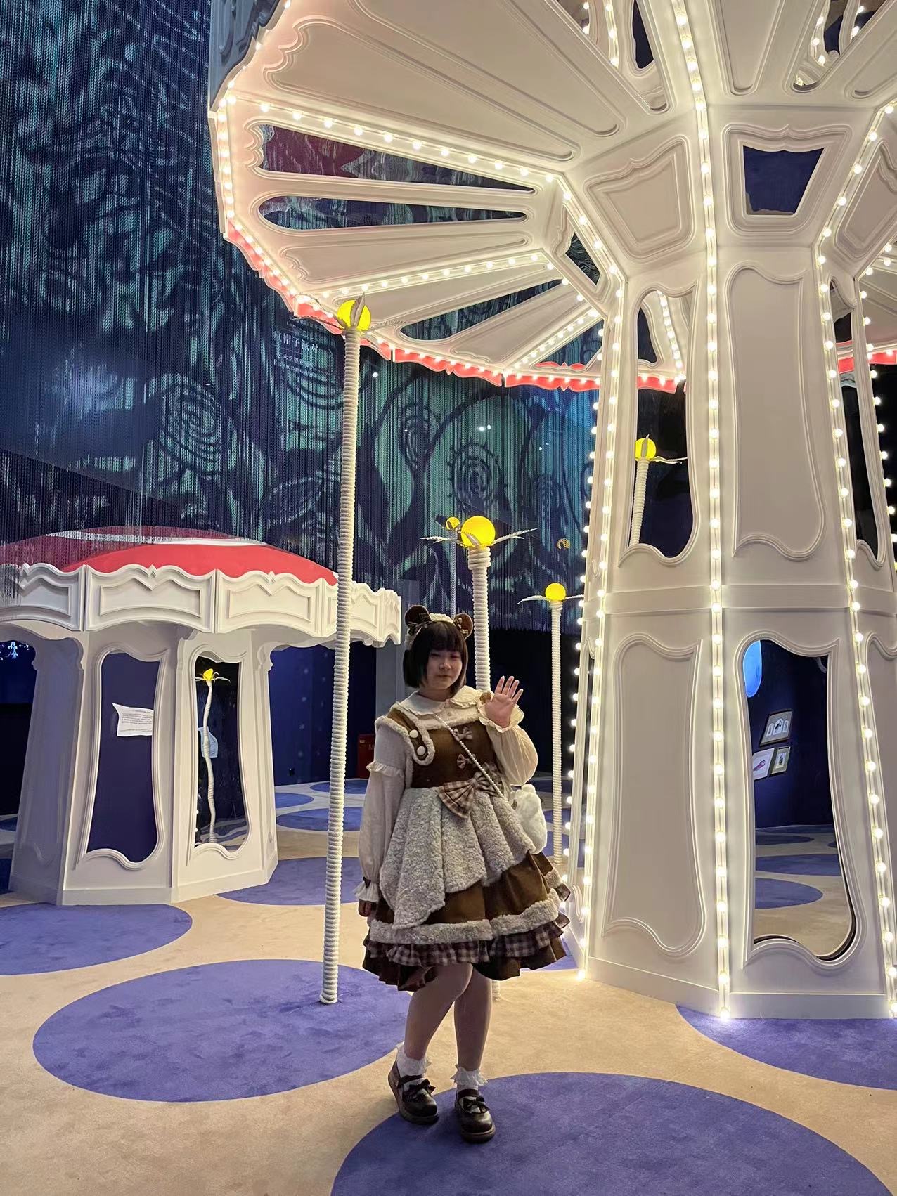 开在购物中心的美术馆，讲述一个半世纪的文化IP爱丽丝