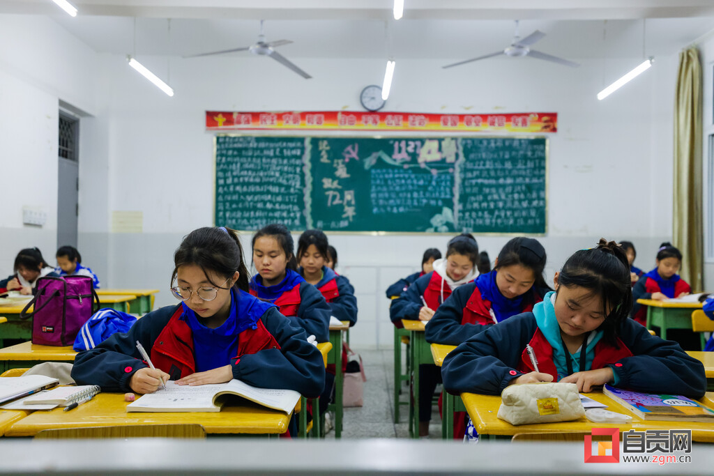 待放！自贡足球小花