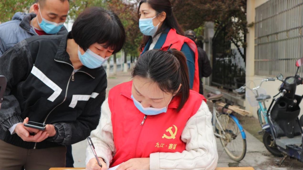 赛湖农场：*党**旗在一线飘扬*党**员在一线闪光