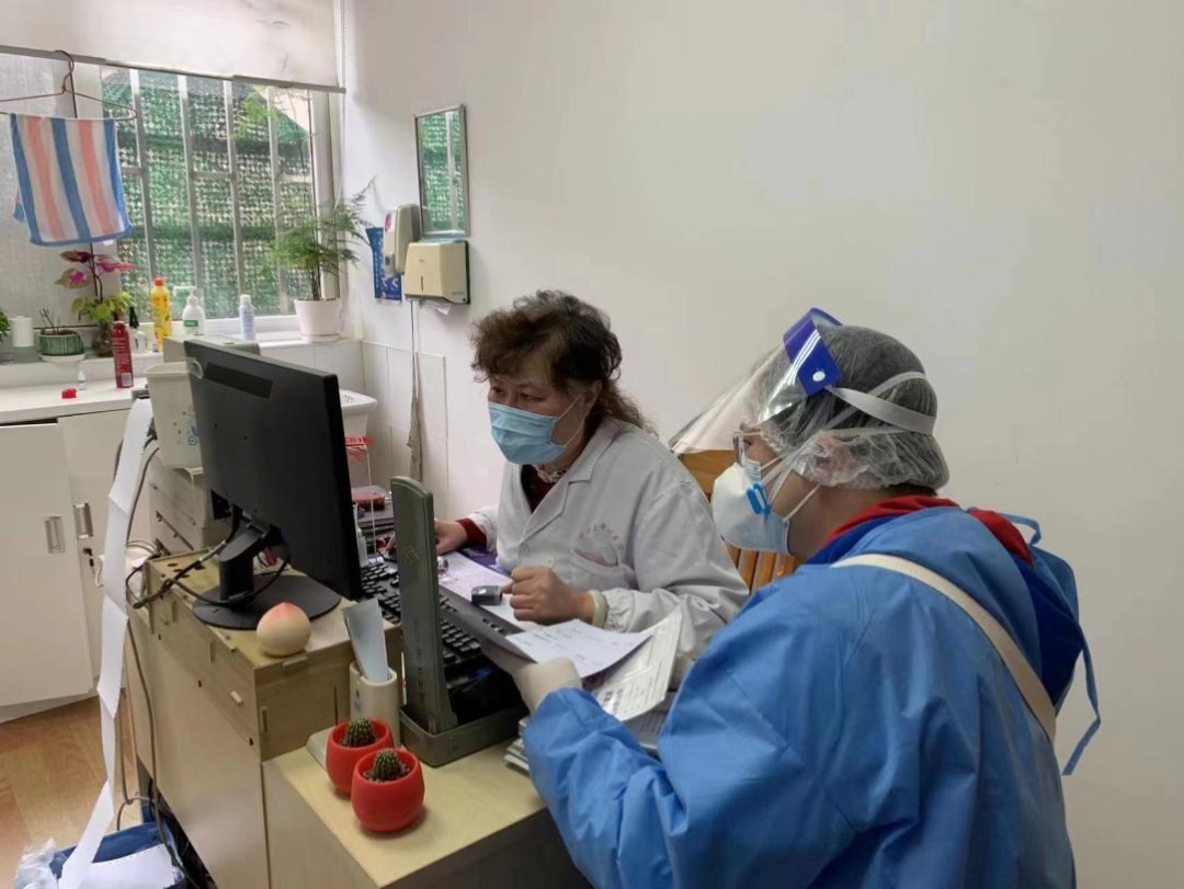 老人被封无法配药怎么办？3个小青年带60多张医保卡帮小区老人一次把药配齐