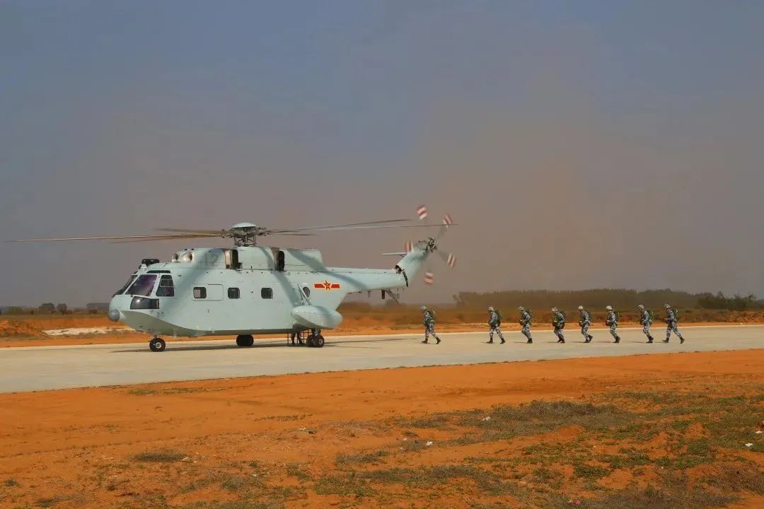 中国空军空降兵夜间伞降投送演练,空降兵伞降落地