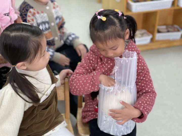 当班级里来了两只鸡……这群孩子不仅孵了蛋，赚了钱，还进行了生命教育