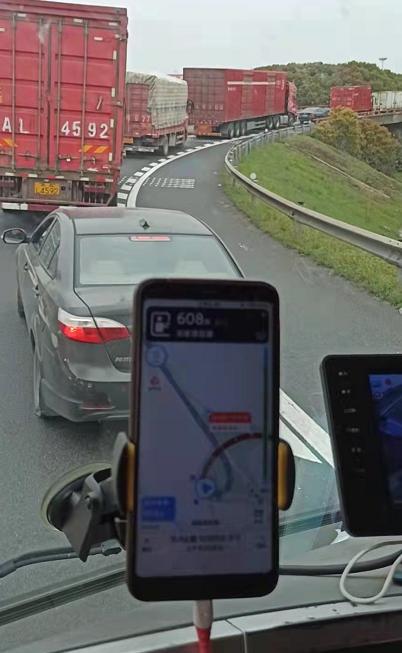 「e公司调查」“上海牌照，一律不给进”！货车司机车上吃住27天；还有车被贴上“封条”！运费直线暴涨，企业受困“物流关”