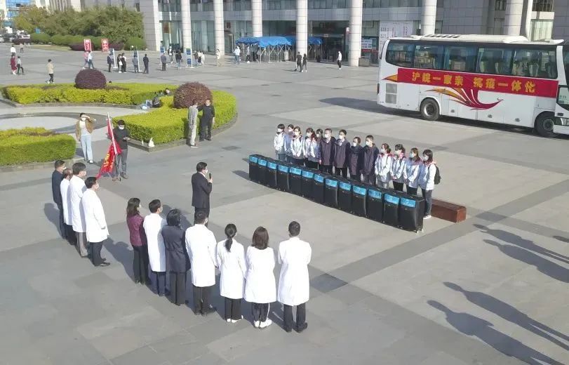 今天,上理工的核酸检测现场,闪动着安徽“大白”的身影,那是驰援的力量……