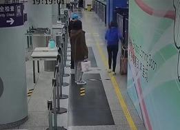 女子为买免税商品在机场办出境又注销,已被移交海关