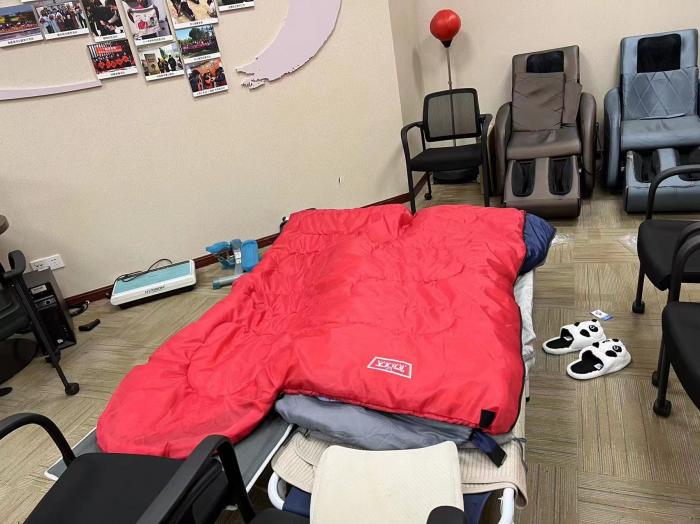 特写丨隔离1个月,那些睡在单位的“金融民工”怎么样了?最盼“洗澡自由”