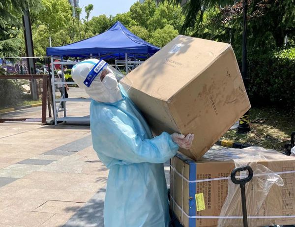 他曾是感动上海年度人物,被小区居民称为“搬运界的天花板”