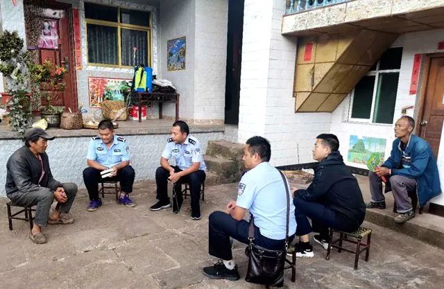 向烈日高温中坚守岗位的辅警致敬,致敬奋战在一线的辅警