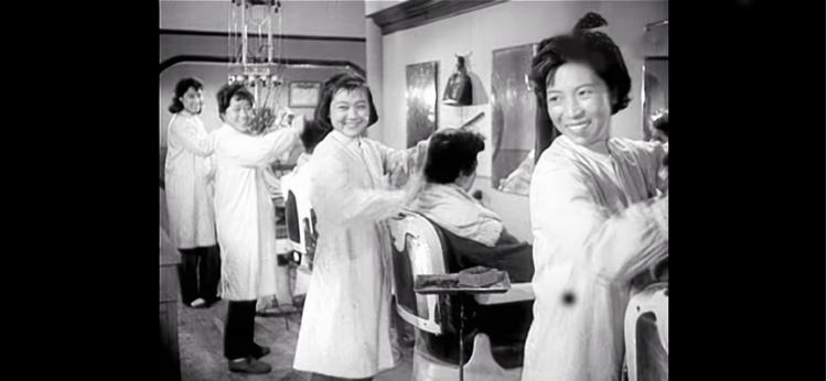 街头理发师打扫卫生,印度街头疯狂理发师