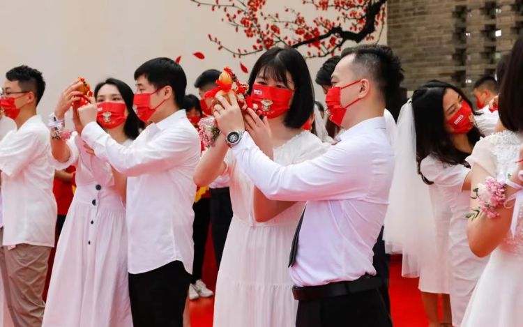 520婚姻登记处欢迎新人前来登记,520新人登记火爆婚姻登记处提醒