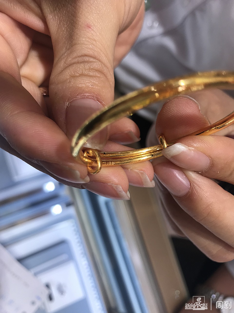 买的金手镯发票上面显示硬金,买的黄金手镯标签上没有检测标志