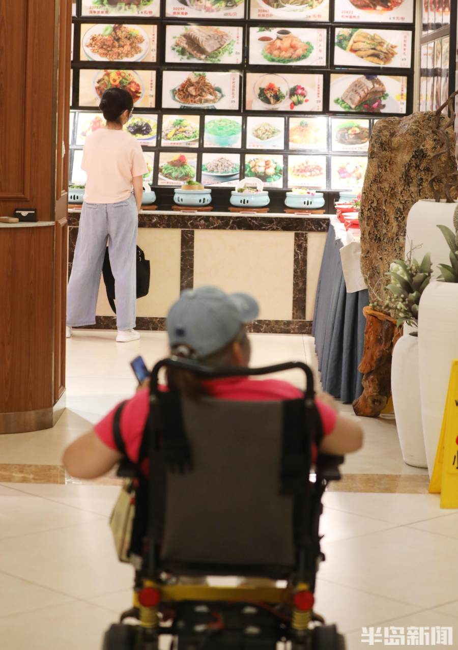 青岛一六旬母亲坐轮椅送考,一位母亲送准考证的感人片段