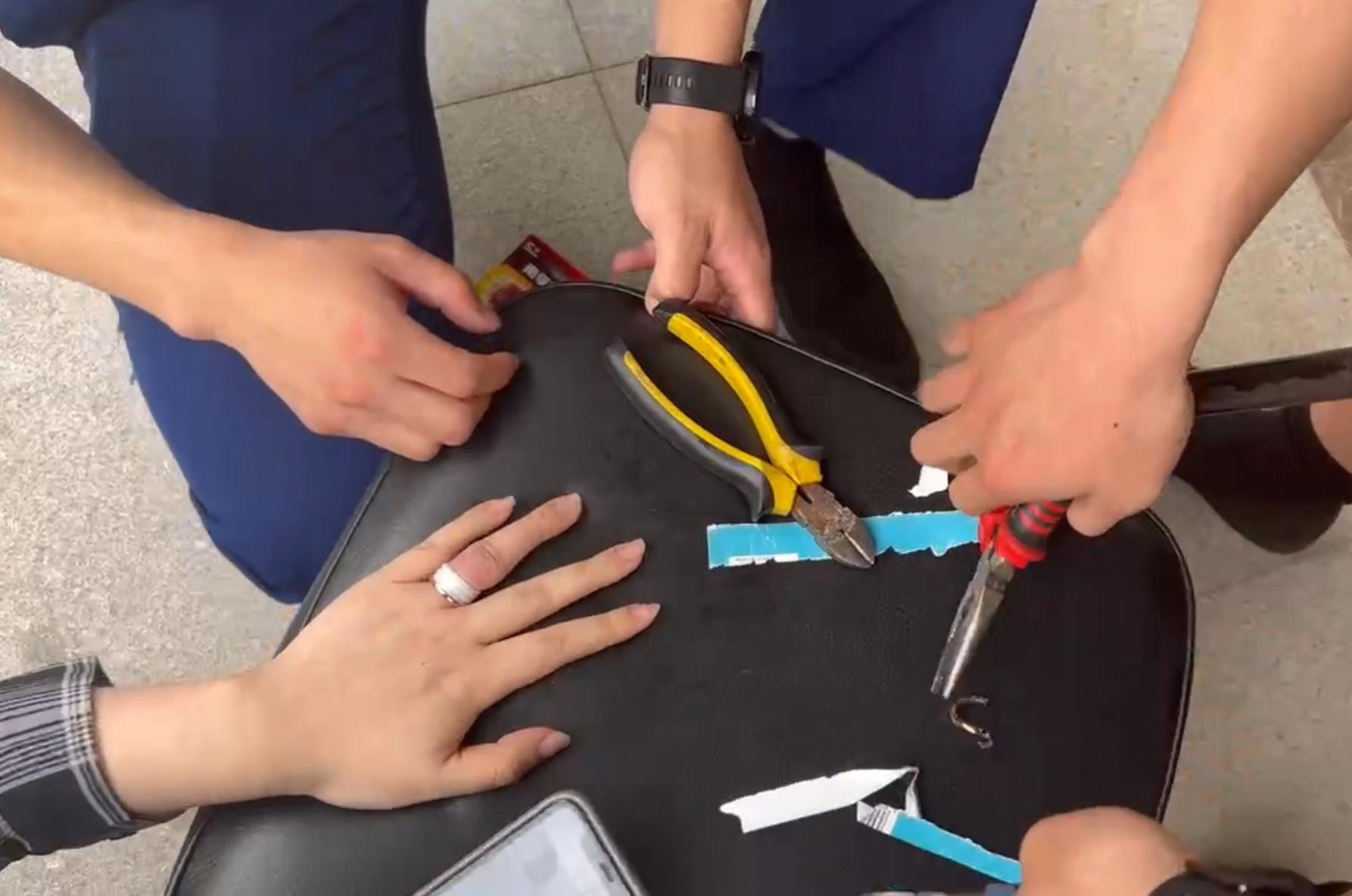 玉镯卡手里了怎么办,玉镯卡手