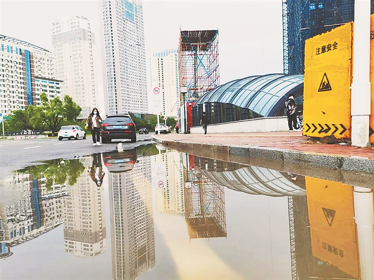 记者雨后走访哈西骏赫城六期门前：积水深过膝私家车被泡