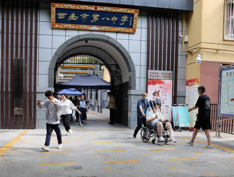 西安一名中考生“伤腿不伤志”父子情深备战中考