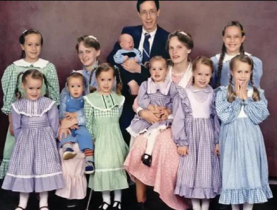 *伦乱**+恋童!他娶了80多个老婆,性侵多名未成年少女,连继母都不放过……