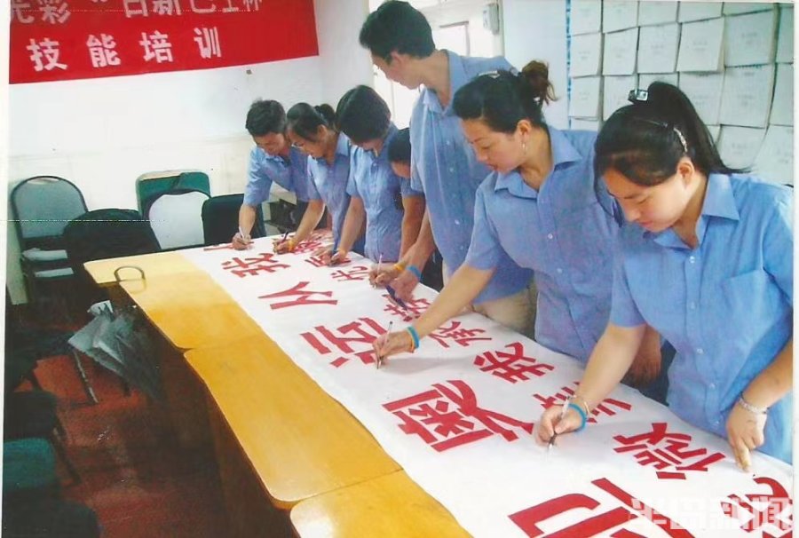 青岛这条繁华大道，因香港回归得名！104路公交线行驶25年见证沿线发展变迁