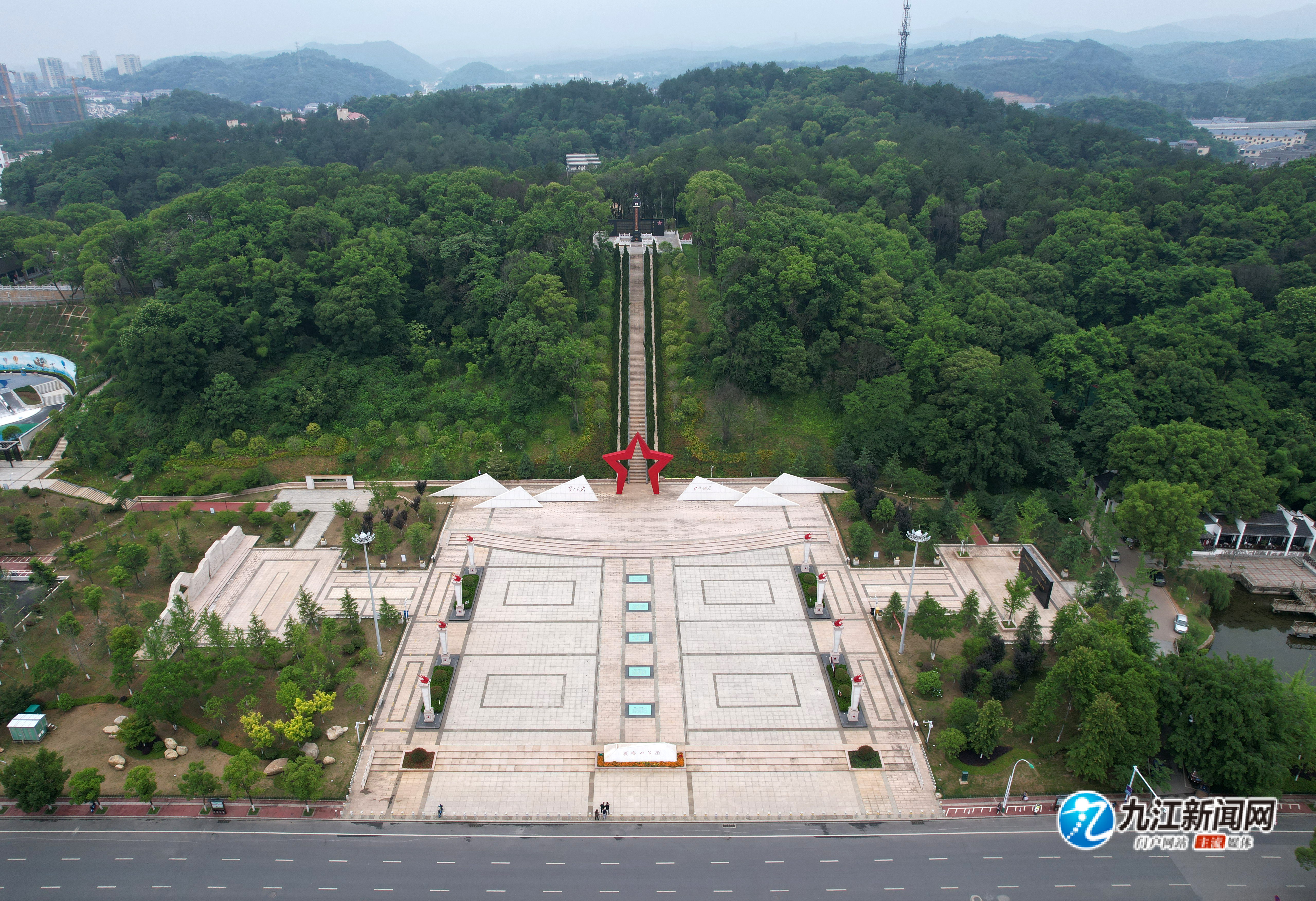 奋进新征程展现新形象,奋进新征程展现新风貌