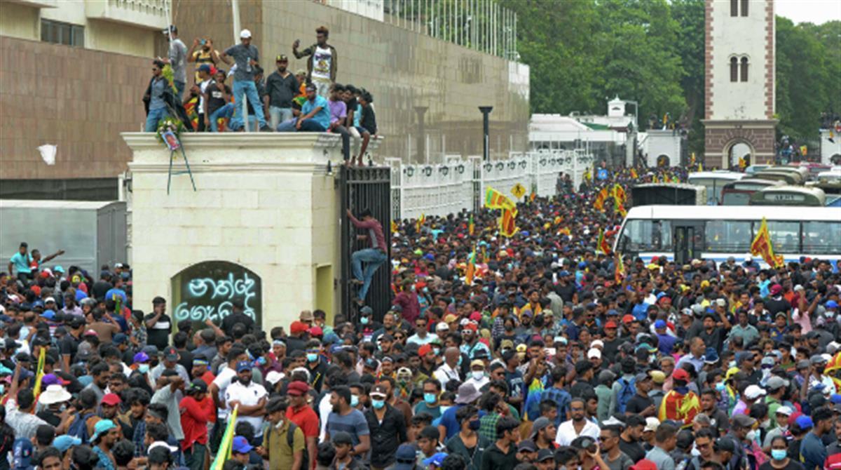 斯里兰卡总统总理双双“跑路”，还有国家也面临破产