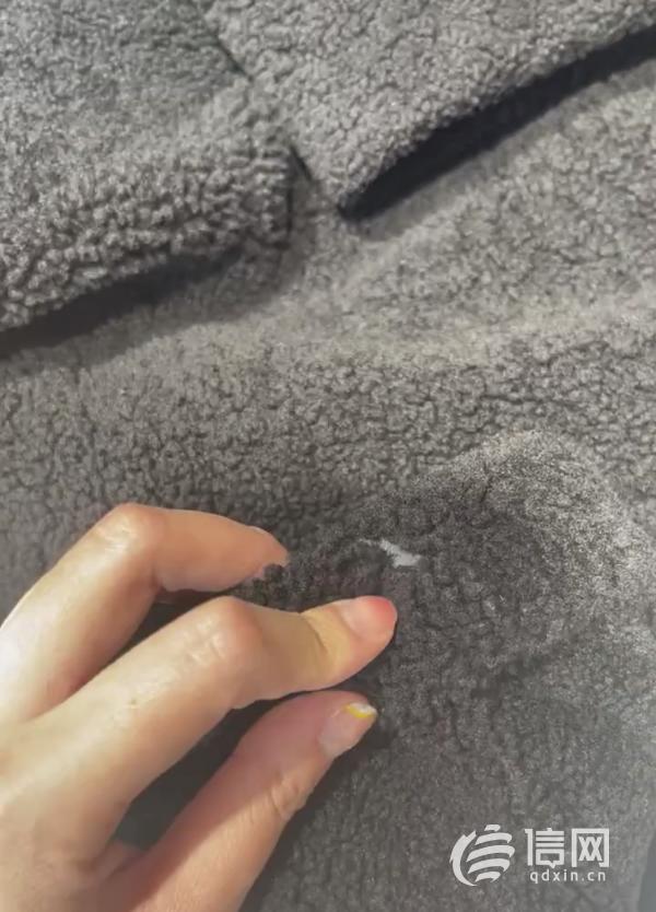 羊绒大衣穿了一天就脏了,羊绒大衣穿一天袖口起球正常吗