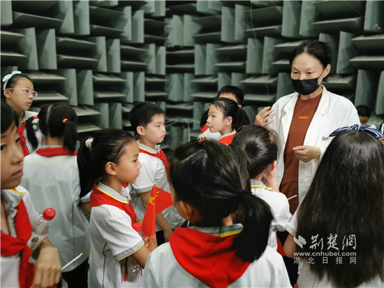 水果湖二小三（1）中队雏鹰小队赴湖北省计量院开展近视防控计量科普活动