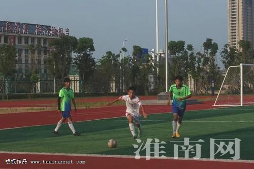 足球运动员逐梦绿茵场,挥洒汗水逐梦绿茵场