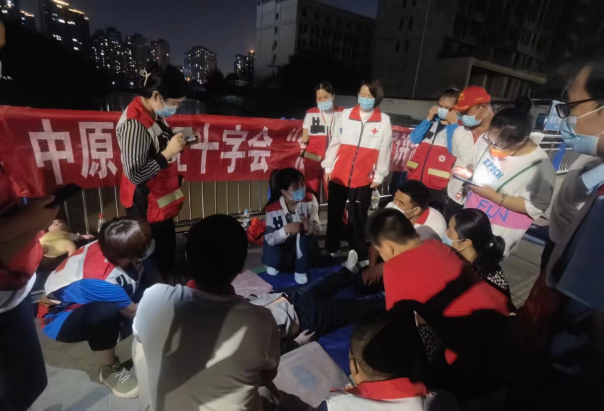 郑州街头现“急救地摊”,郑州急救地摊被央视点赞