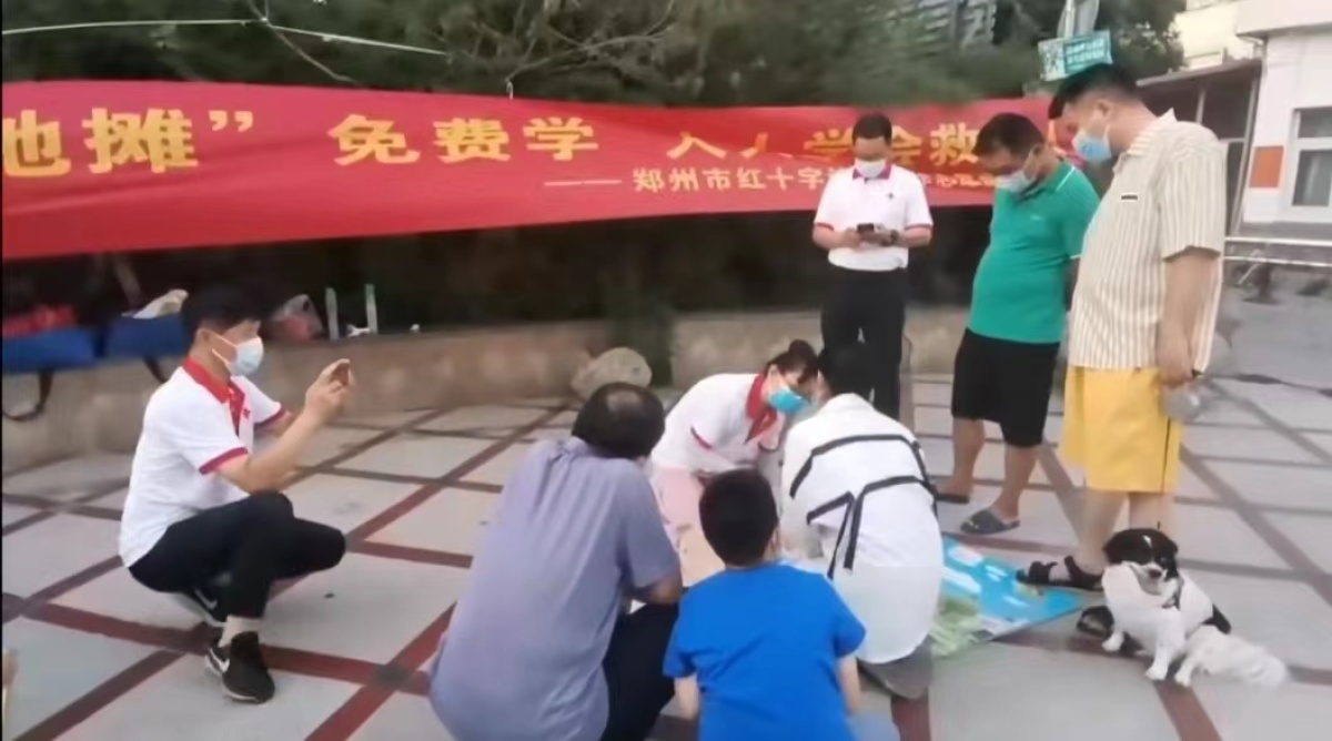 郑州街头现“急救地摊”,郑州急救地摊被央视点赞