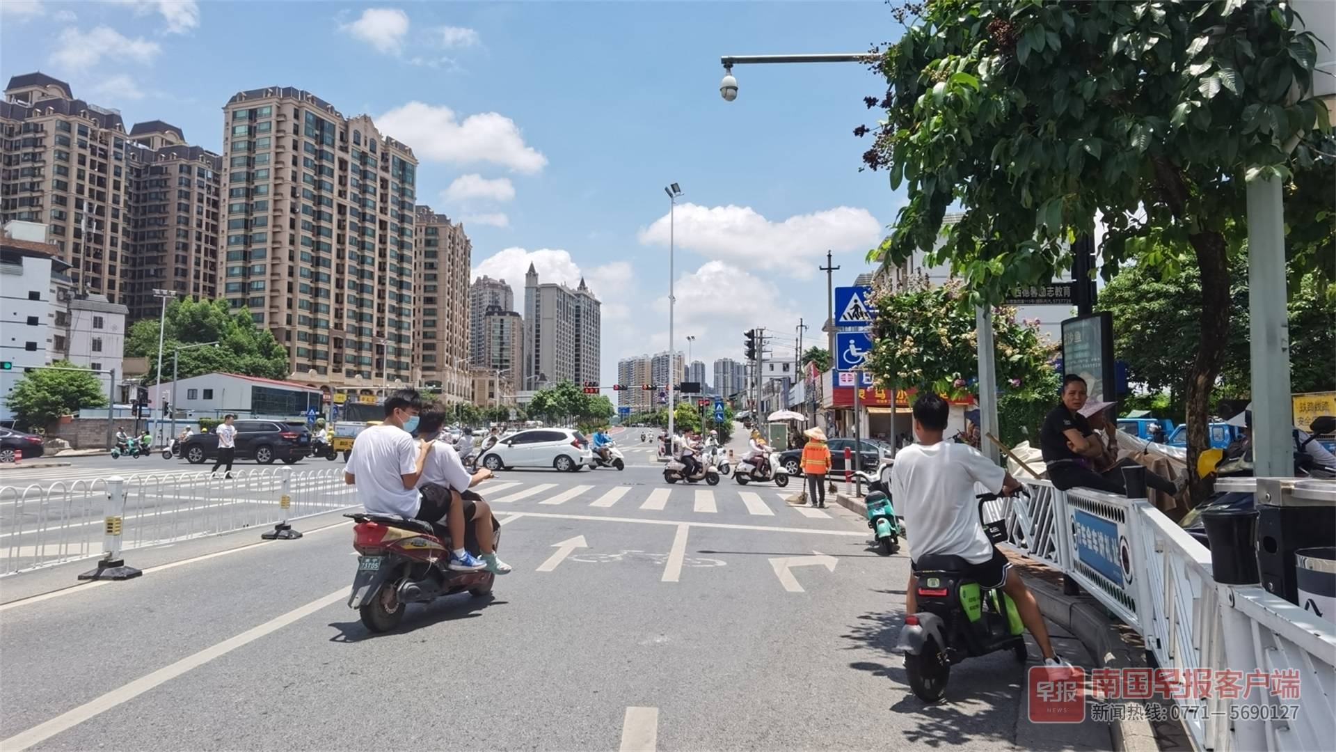 高温下市民用各种方法遮挡烈日,烈日下怎样防暑