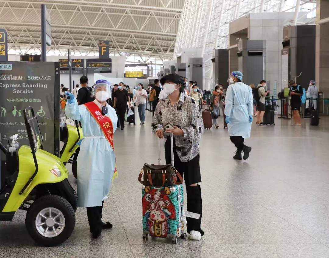 日均旅客量超10万人次，白云机场暑期航班恢复明显