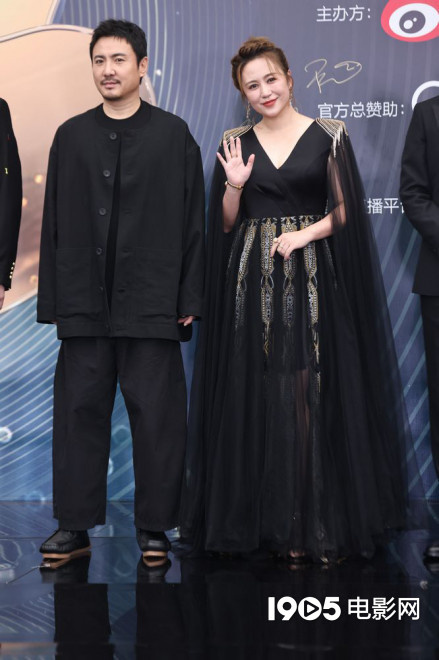 微博之夜红毯王一博周冬雨,2022王一博周冬雨微博之夜