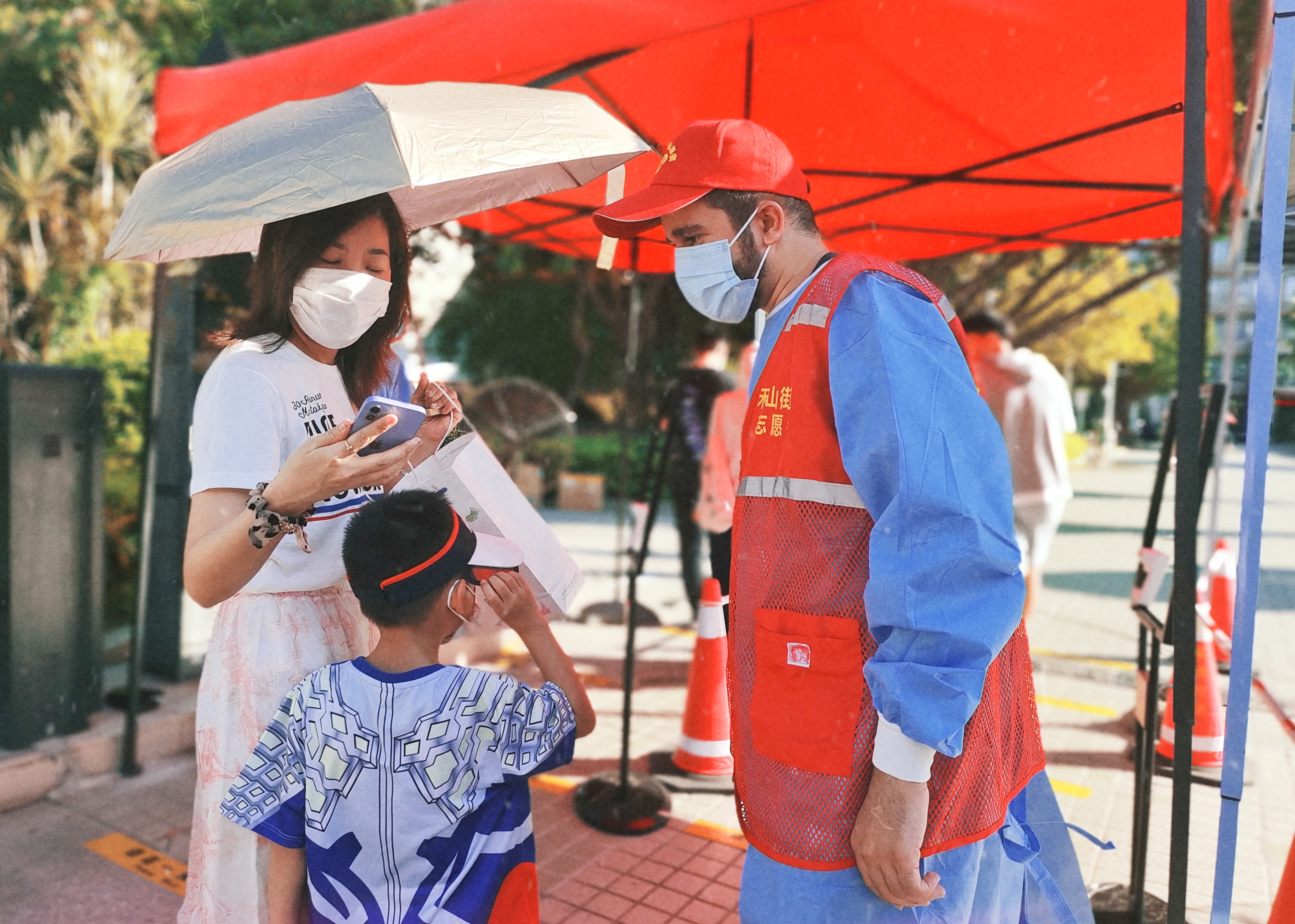 一抹志愿红温暖抗疫路,厦门抗击疫情志愿者