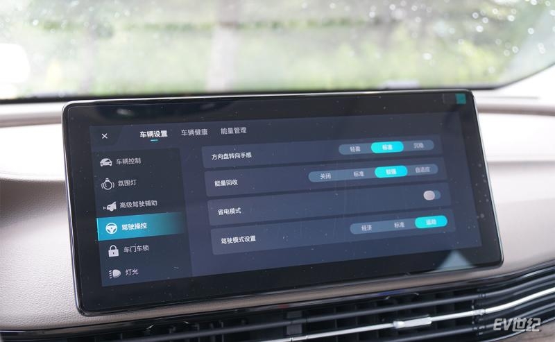 荣威imax8欢聚版路测,全球首款纯电mpv荣威imax8ev